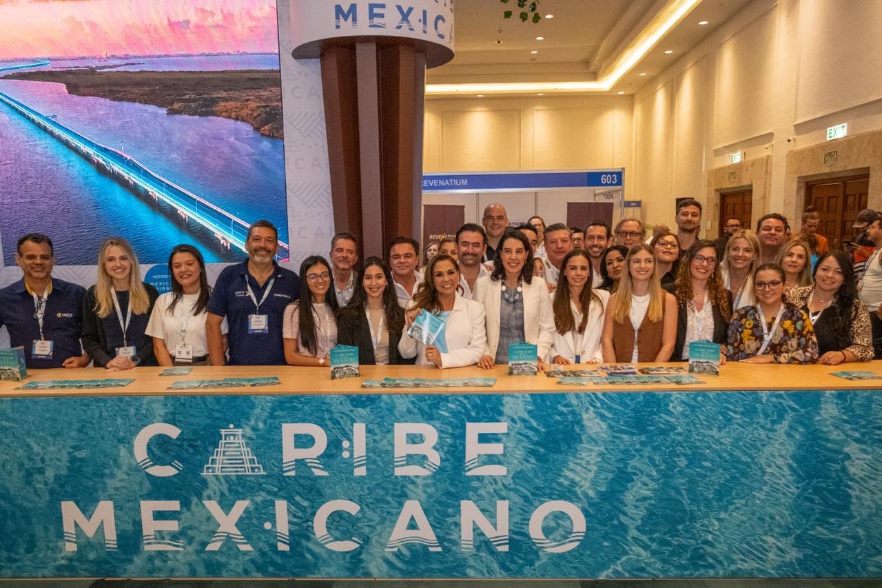 Mara Lezama con expositores en el stand Caribe Mexicano del Cancún Travel Mart 2026