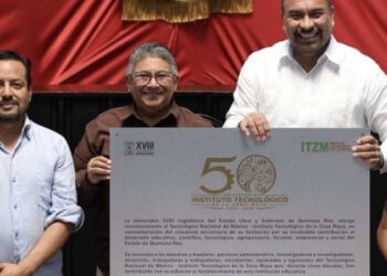 Diputados del Congreso de Quintana Roo y el director del Tecnológico de la Zona Maya muestran la placa por los 50 años del instituto.
