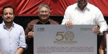 Diputados del Congreso de Quintana Roo y el director del Tecnológico de la Zona Maya muestran la placa por los 50 años del instituto.