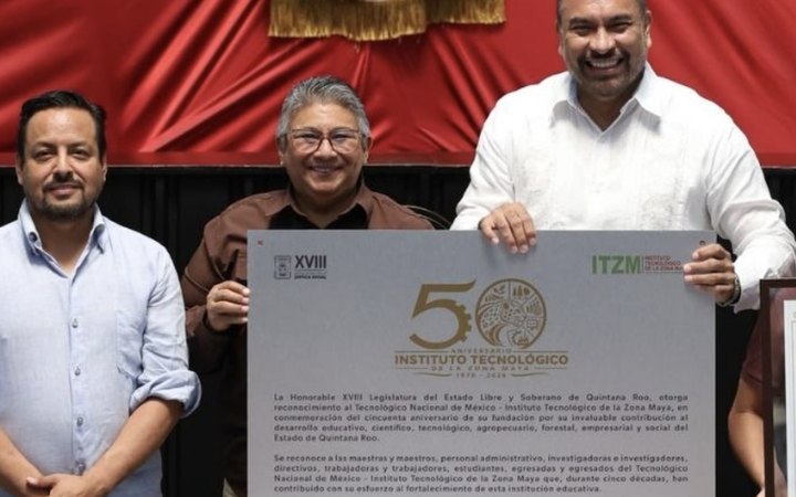 Diputados del Congreso de Quintana Roo y el director del Tecnológico de la Zona Maya muestran la placa por los 50 años del instituto.