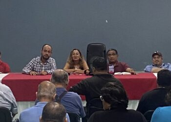 Dirigentes de nueve organizaciones de transportistas de carga en conferencia de prensa en Cancún