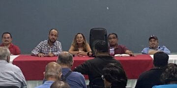 Dirigentes de nueve organizaciones de transportistas de carga en conferencia de prensa en Cancún