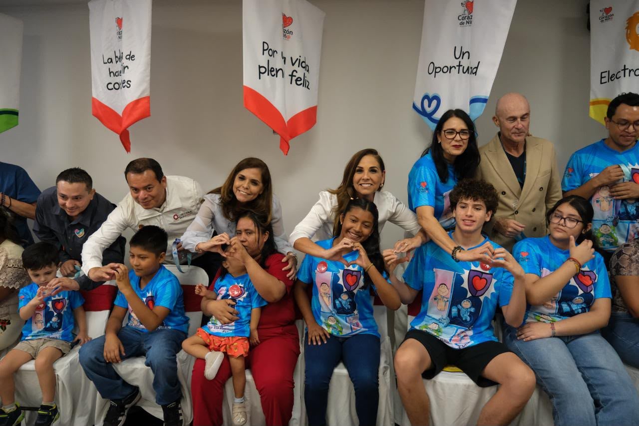 Niñas y niños dados de alta tras cirugías de corazón, con la gobernadora Mara Lezama y autoridades del DIF Quintana Roo y Hospiten