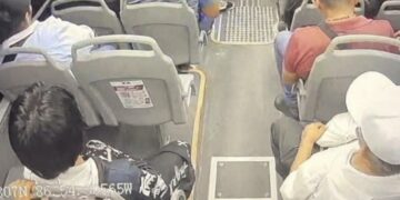 Imagen de la cámara interior de una unidad MOBI en Cancún, difundida en redes sociales.