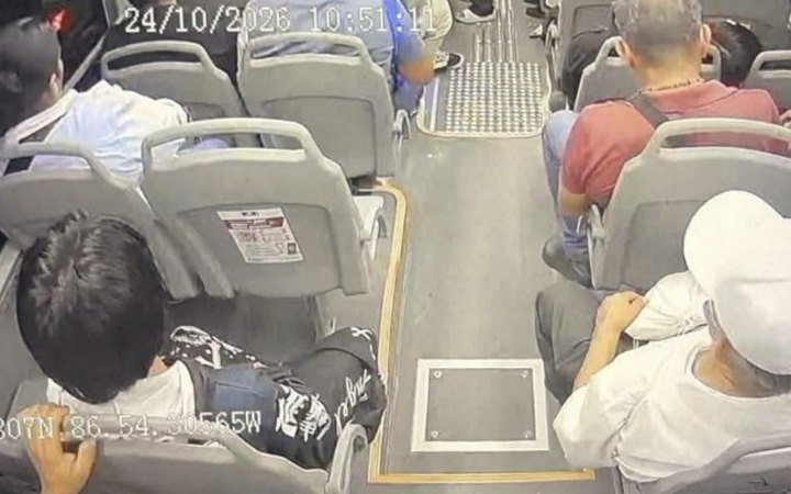 Imagen de la cámara interior de una unidad MOBI en Cancún, difundida en redes sociales.