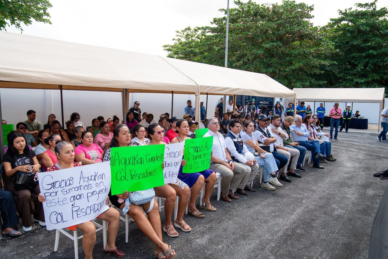 Vecinos de la colonia Pescadores con pancartas en la inauguración del cárcamo en Puerto Morelos