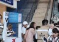 Módulo de cobro del Visitax en un aeropuerto de Quintana Roo, con personal atendiendo a turistas.
