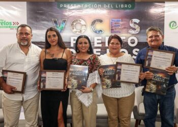 Blanca Merari con Luis Matus Alcaraz, Eunice Martínez, Juana Chacón Canché y Miguel Ángel Zetina Cuevas en la presentación del libro Voces de Puerto Morelos