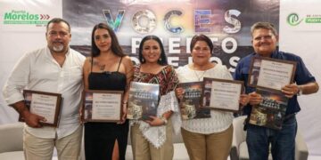 Blanca Merari con Luis Matus Alcaraz, Eunice Martínez, Juana Chacón Canché y Miguel Ángel Zetina Cuevas en la presentación del libro Voces de Puerto Morelos
