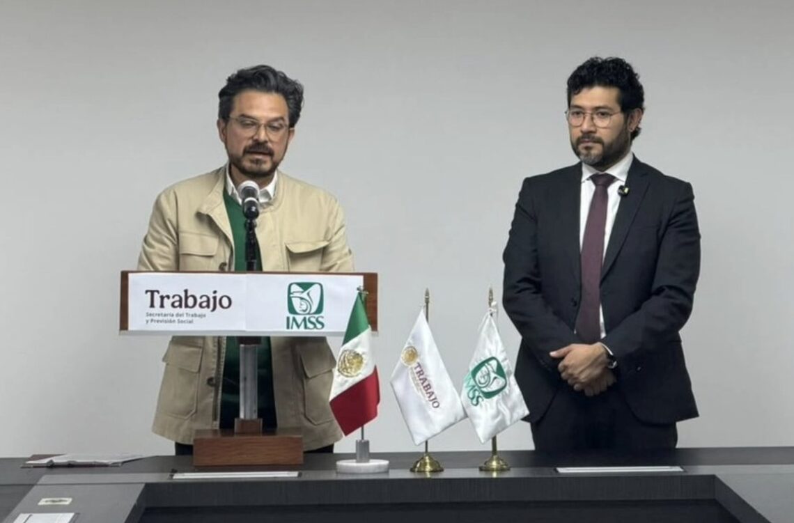 Zoé Robledo, director del IMSS, y Marath Bolaños, secretario del Trabajo, en conferencia sobre el aumento salarial