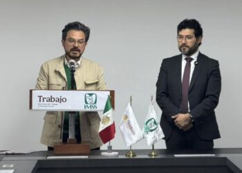 Zoé Robledo, director del IMSS, y Marath Bolaños, secretario del Trabajo, en conferencia sobre el aumento salarial