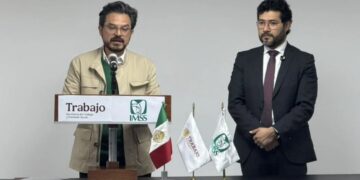 Zoé Robledo, director del IMSS, y Marath Bolaños, secretario del Trabajo, en conferencia sobre el aumento salarial