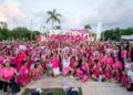 Asistentes al Zumbatón Rosa 2026 de Aguakan en el Malecón Tajamar de Cancún