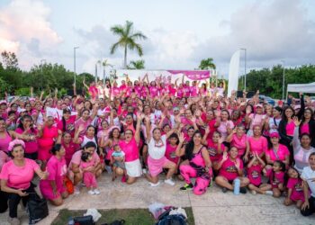 Asistentes al Zumbatón Rosa 2026 de Aguakan en el Malecón Tajamar de Cancún