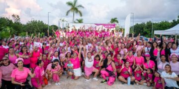Asistentes al Zumbatón Rosa 2026 de Aguakan en el Malecón Tajamar de Cancún