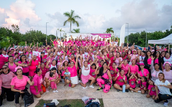 Asistentes al Zumbatón Rosa 2026 de Aguakan en el Malecón Tajamar de Cancún