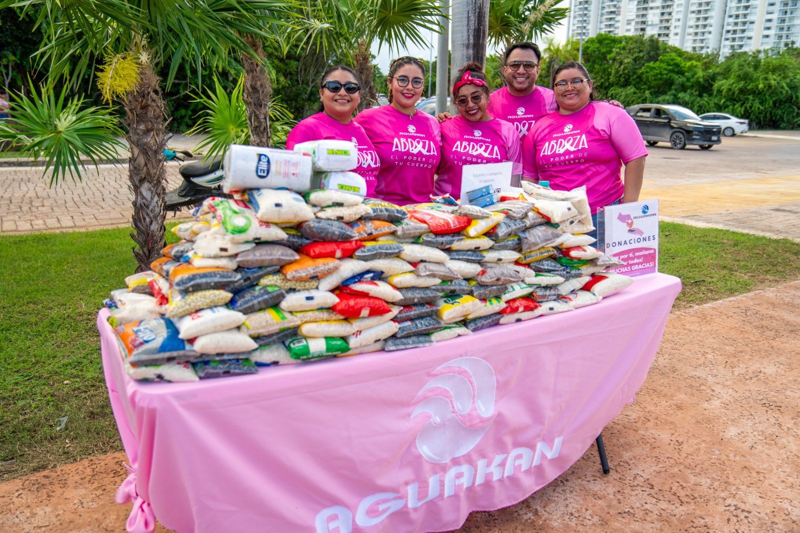 Mesa con alimentos no perecederos donados en el Zumbatón Rosa de Aguakan