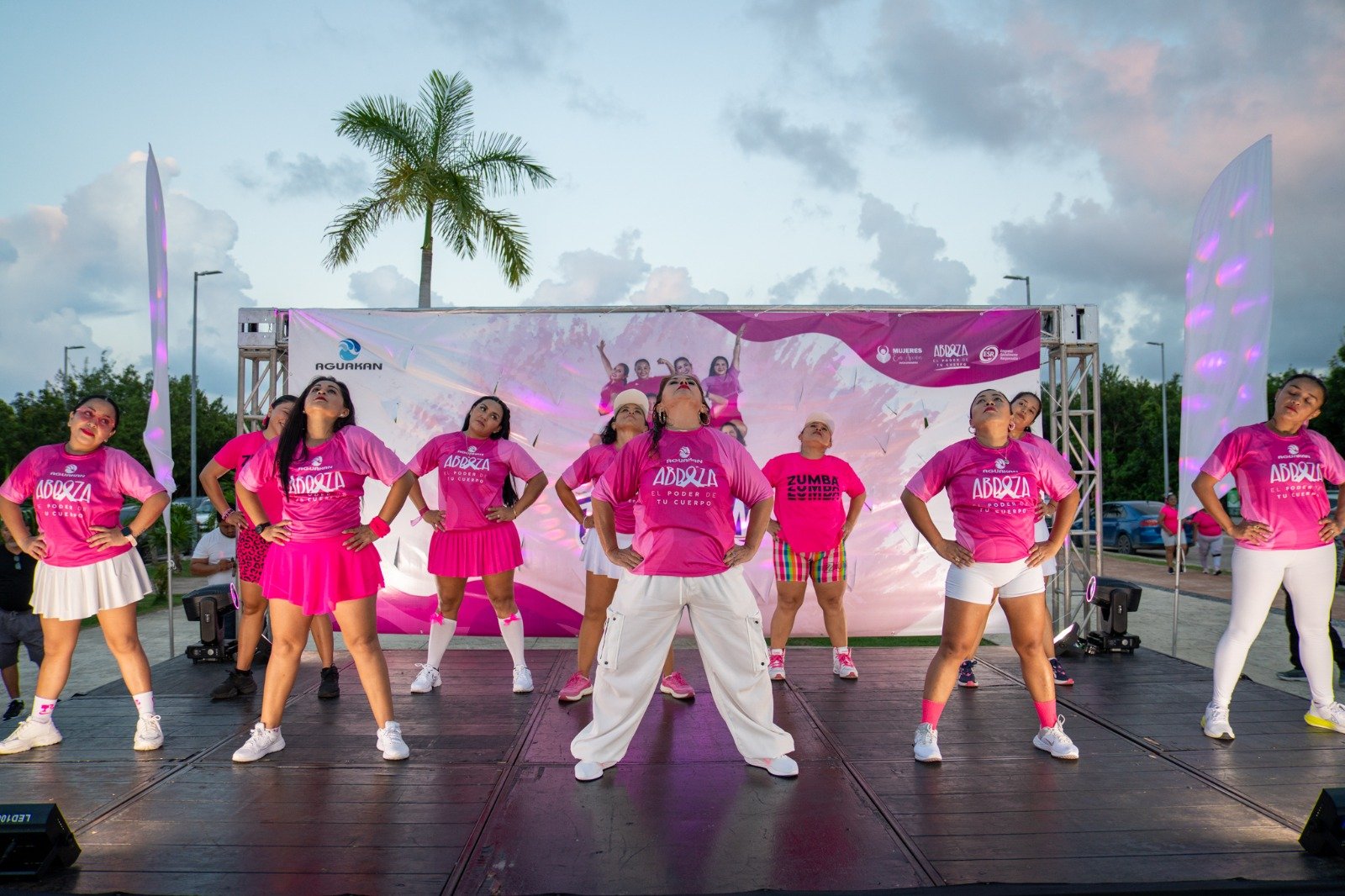 Instructoras de Zumba en el escenario del Zumbatón Rosa de Aguakan en Cancún